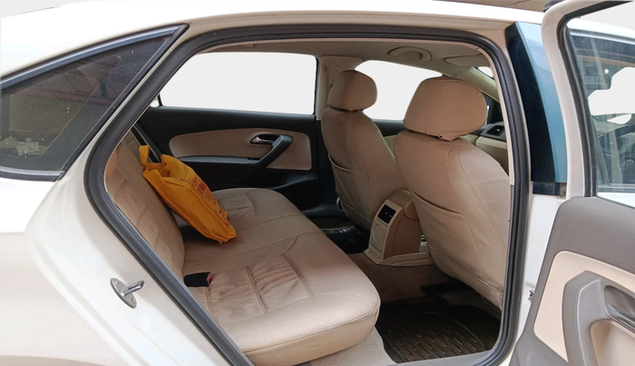 2010 Volkswagen Vento TRENDLINE 1.6, Petrol, Manual, 1,08,401 km, interior