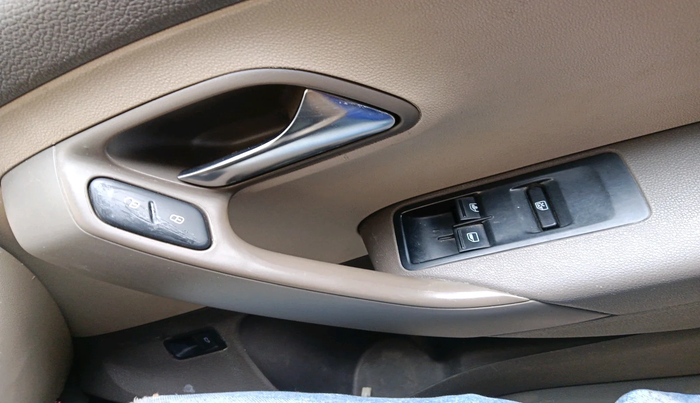 2010 Volkswagen Vento TRENDLINE 1.6, Petrol, Manual, 1,08,401 km, interior