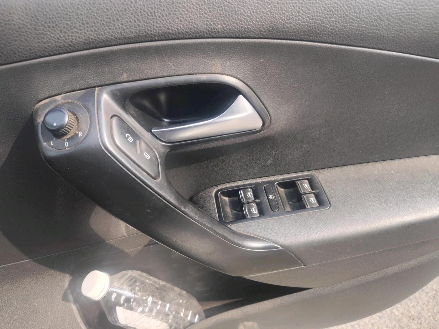 2014 Volkswagen Polo COMFORTLINE 1.2L, Petrol, Manual, 71,253 km, interior