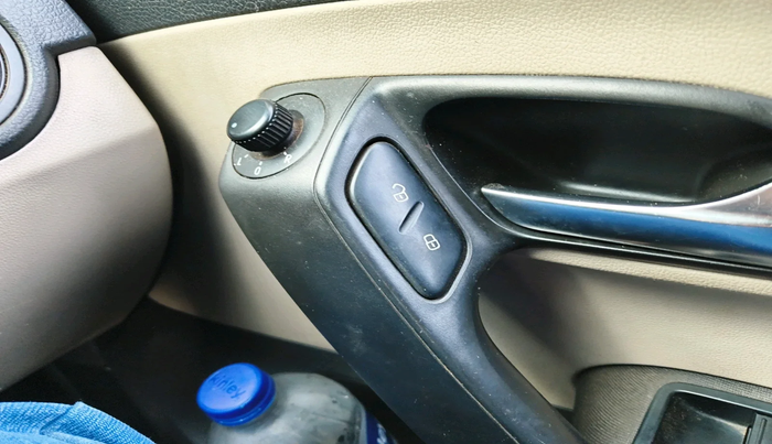 2011 Volkswagen Polo HIGHLINE 1.6L, Petrol, Manual, 1,20,090 km, interior