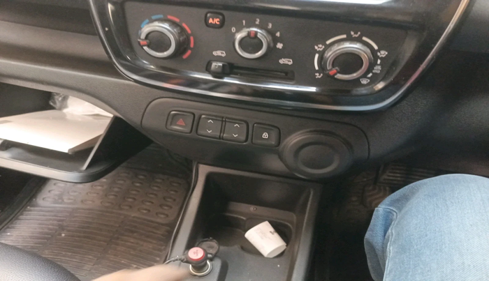 2018 Renault Kwid RXT 1.0 (O), Petrol, Manual, 11,543 km, interior