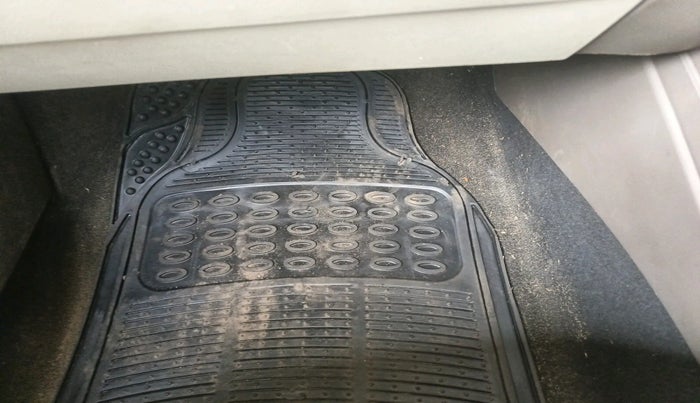 2013 Skoda Rapid AMBITION 1.6 MPI MT PLUS, Petrol, Manual, 72,442 km, interior