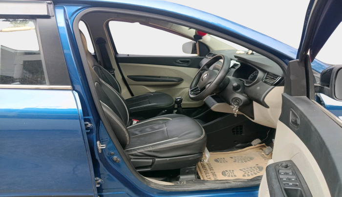 2022 Renault TRIBER RXT, Petrol, Manual, 12,851 km, interior