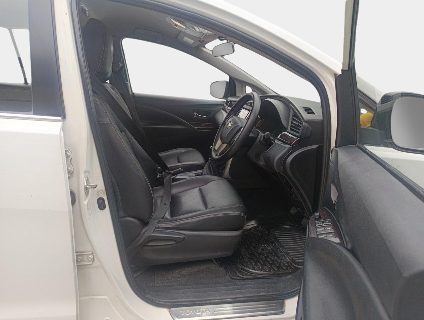 2017 Toyota Innova Crysta 2.4 G 8 STR, Diesel, Manual, 1,48,316 km, interior