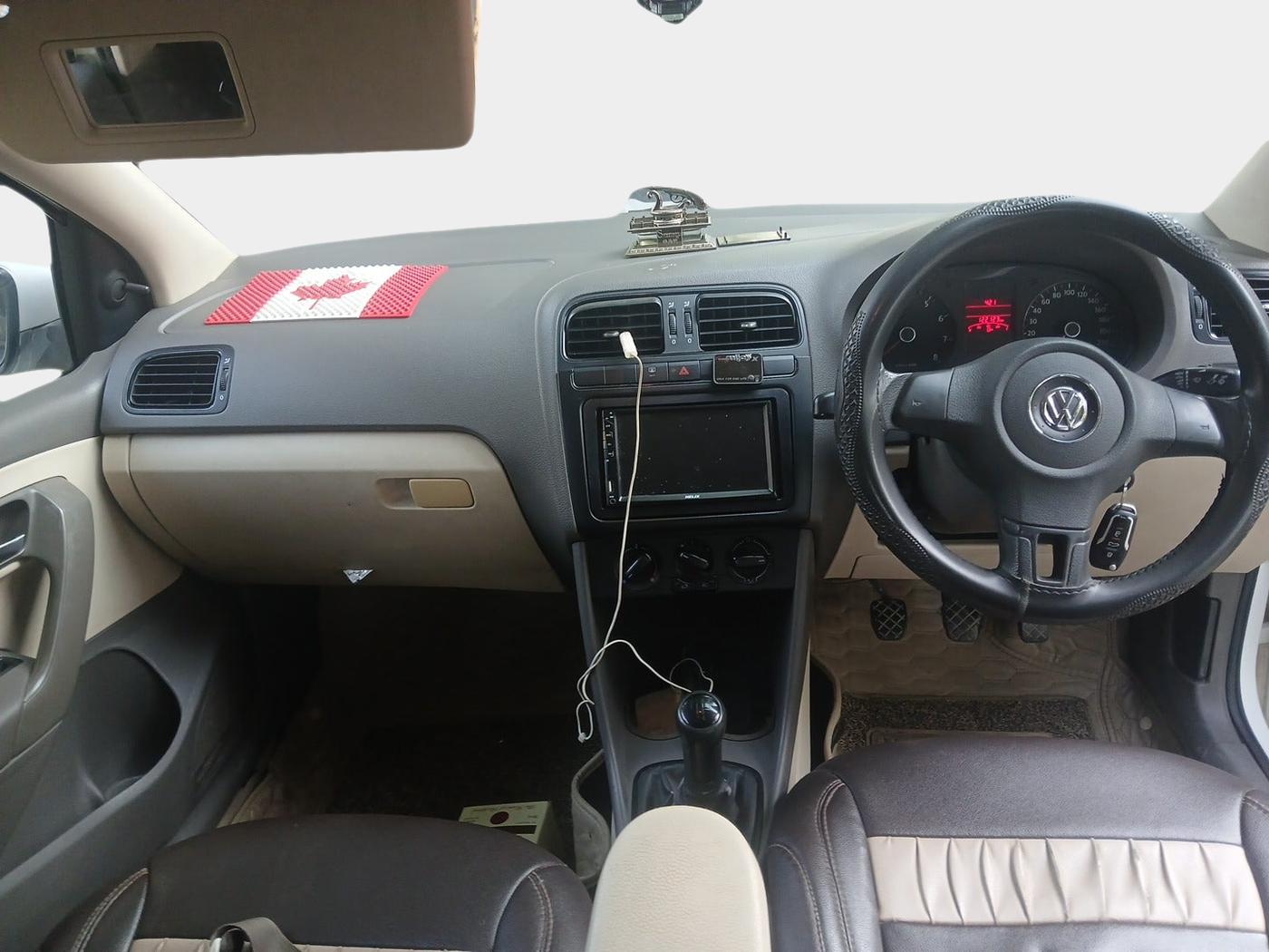 2013 Volkswagen Vento TRENDLINE 1.6, Petrol, Manual, 1,22,125 km, interior