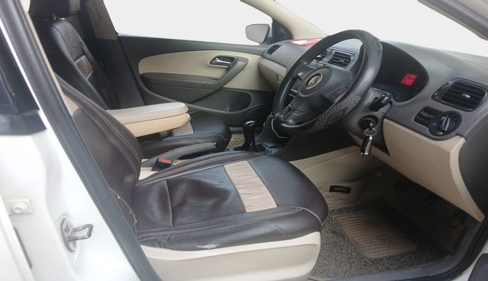 2013 Volkswagen Vento TRENDLINE 1.6, Petrol, Manual, 1,22,125 km, interior