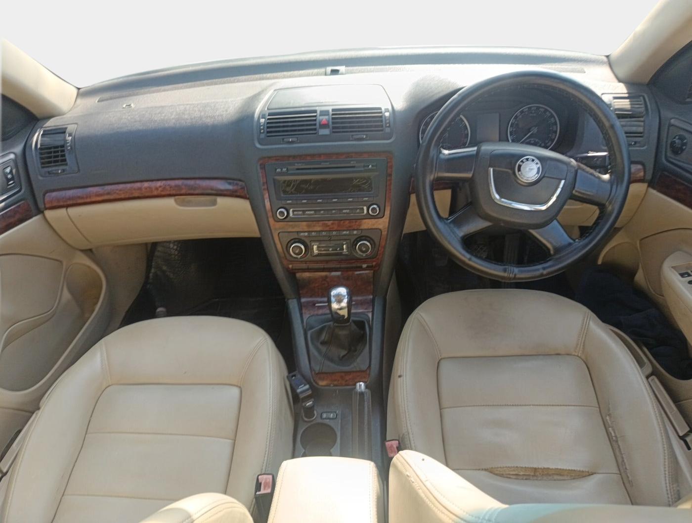 2011 Skoda Laura AMBIENTE 2.0 TDI CR MT, Diesel, Manual, 1,11,727 km, interior