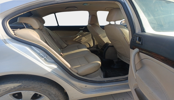 2011 Skoda Laura AMBIENTE 2.0 TDI CR MT, Diesel, Manual, 1,11,727 km, interior