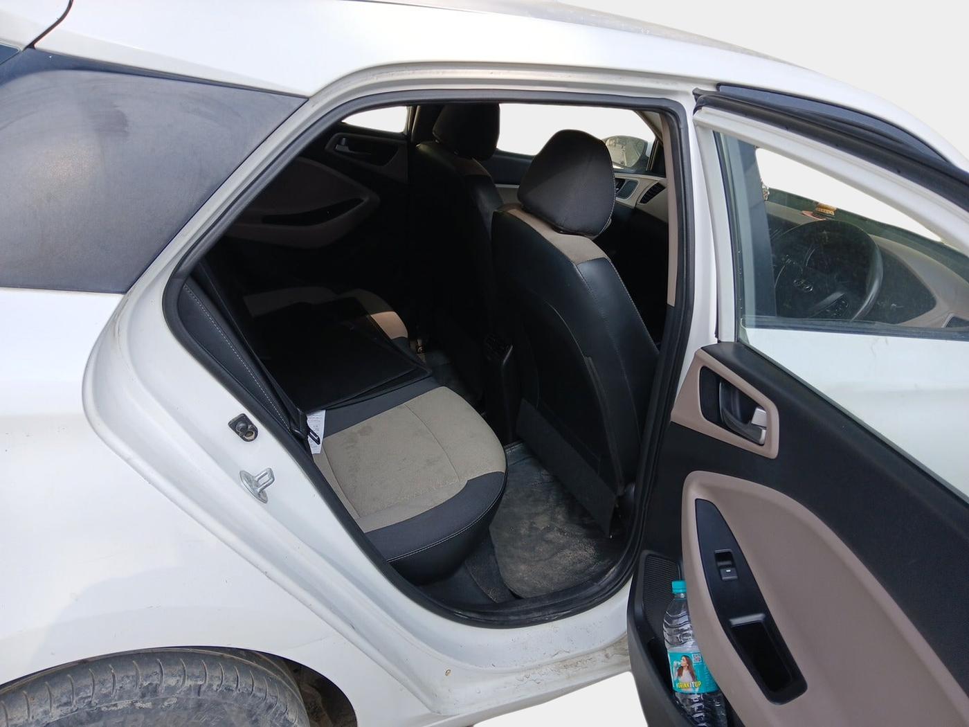 2015 Hyundai Elite i20 SPORTZ 1.4 CRDI, Diesel, Manual, 88,000 km, interior
