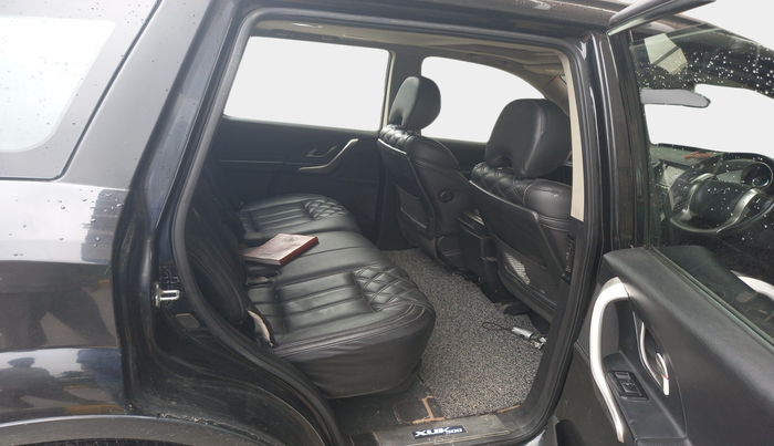 2019 Mahindra XUV500 W9, Diesel, Manual, 1,23,288 km, interior