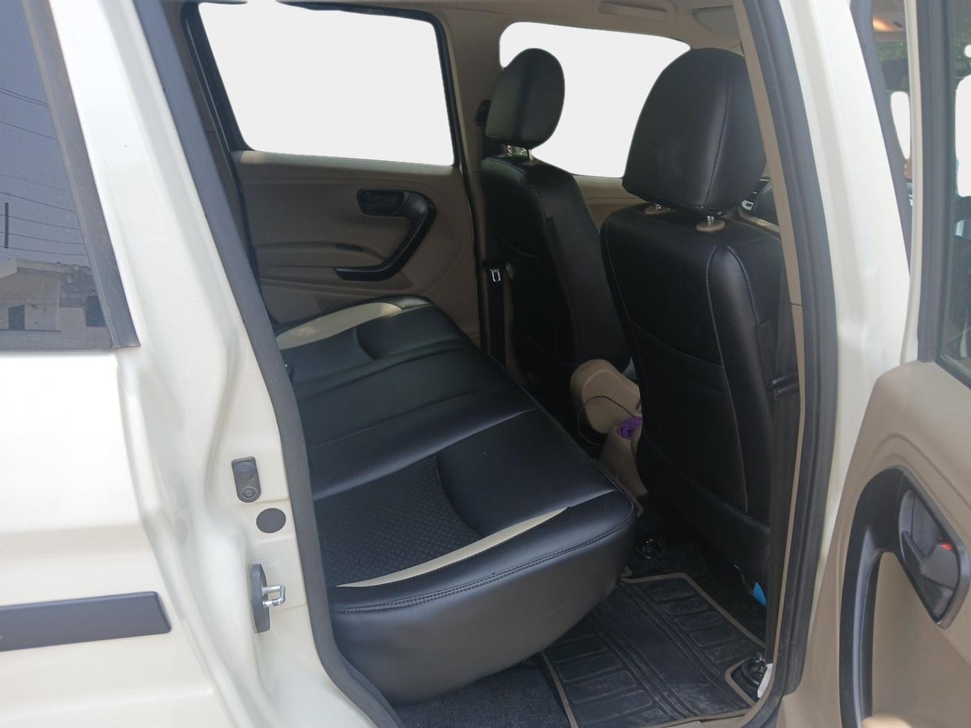 2023 Mahindra BOLERO NEO N 8, Diesel, Manual, 52,333 km, interior