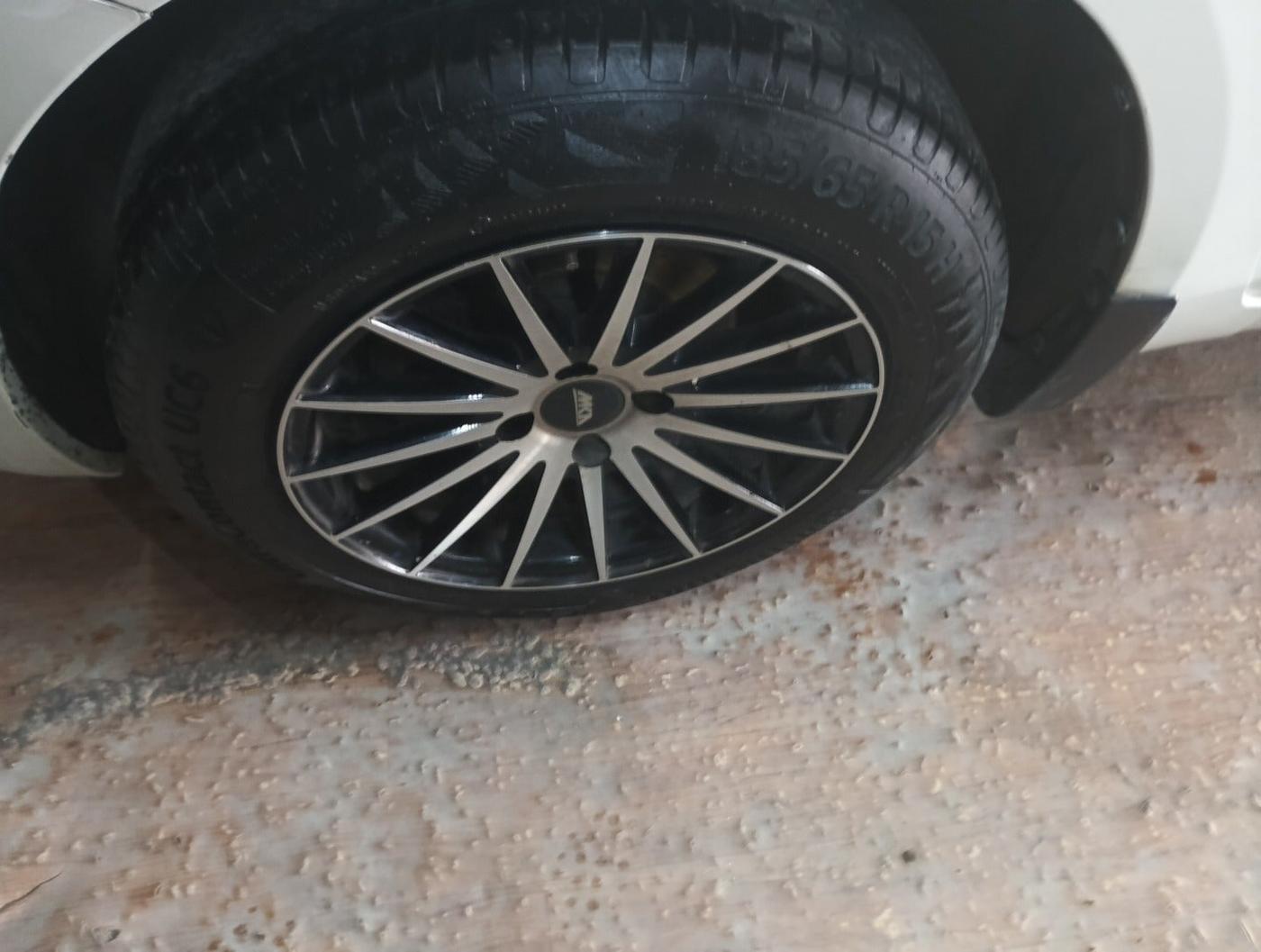 2015 Maruti Swift VDI, Diesel, Manual, 1,17,245 km, tyre