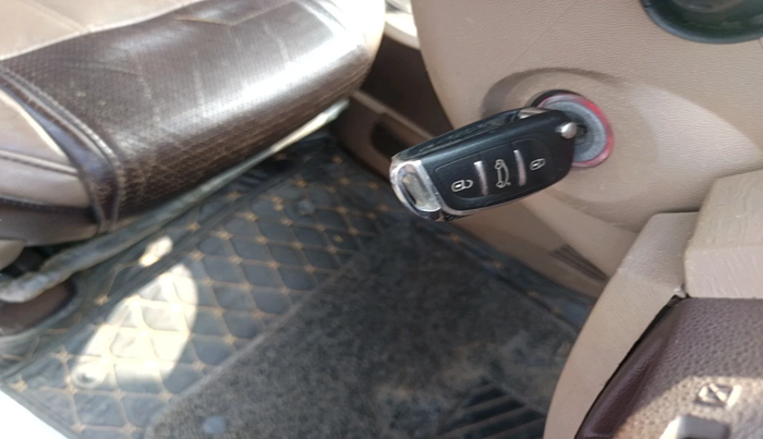 2013 Mahindra XUV500 W8, Diesel, Manual, 1,75,400 km, interior