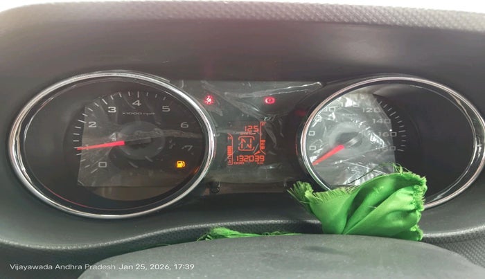 2018 Mahindra TUV300 T8, Diesel, Manual, 1,32,039 km, interior