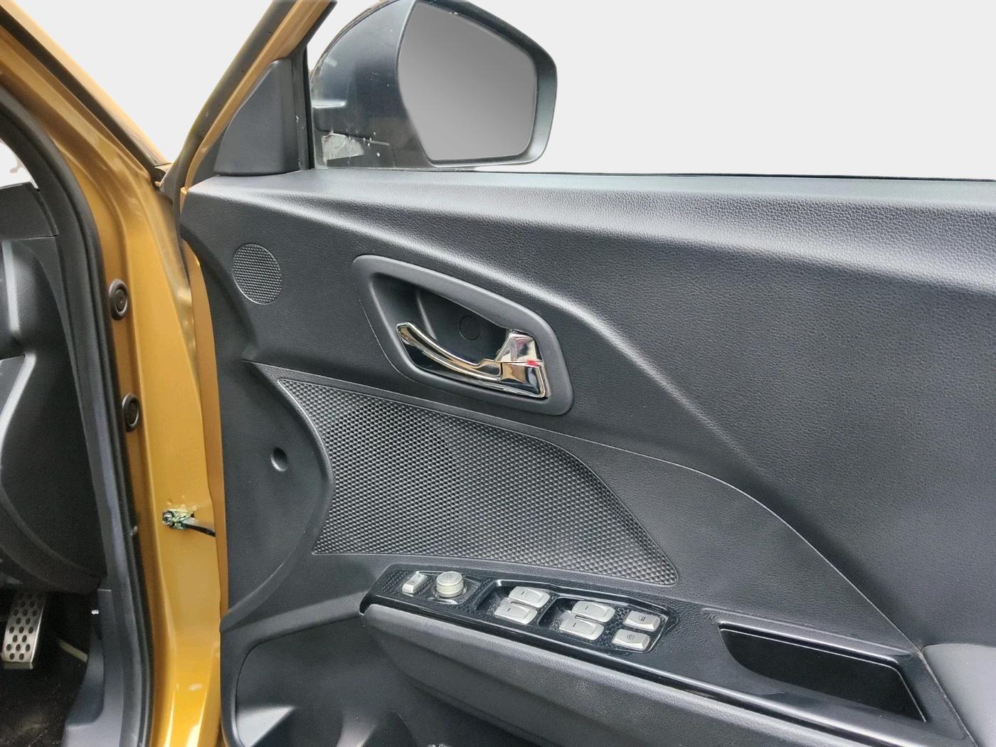 2022 Mahindra XUV300 W8 1.2 PETROL, Petrol, Manual, 32,562 km, interior
