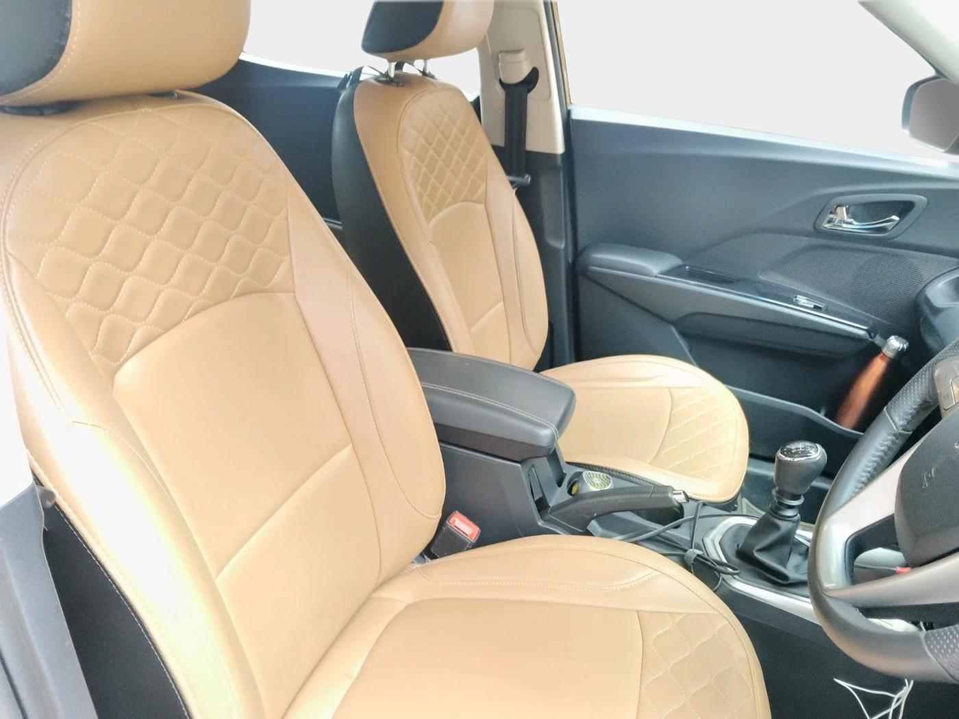 2022 Mahindra XUV300 W8 1.2 PETROL, Petrol, Manual, 32,562 km, interior