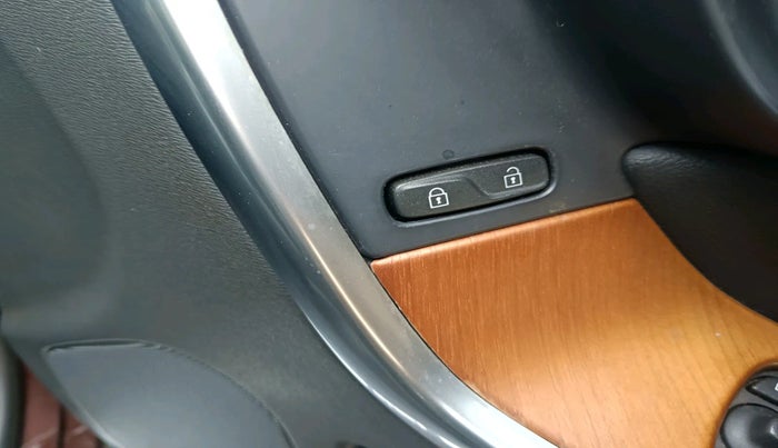 2016 Volvo XC 60 D4 Momentum, Diesel, Automatic, 1,26,276 km, interior