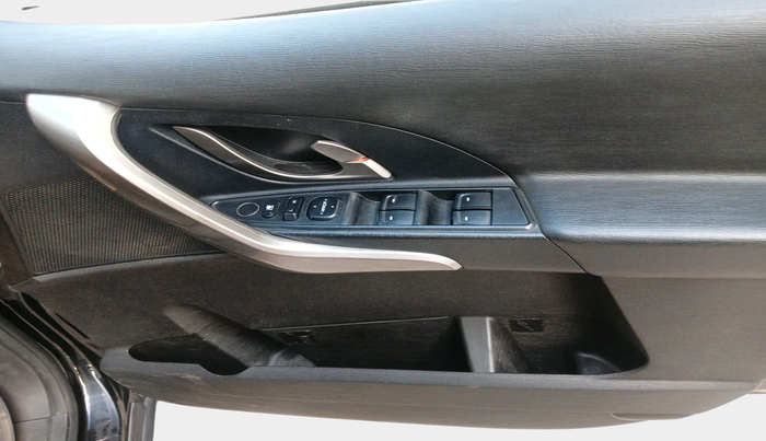 2020 Mahindra XUV500 W7, Diesel, Manual, 1,20,703 km, interior