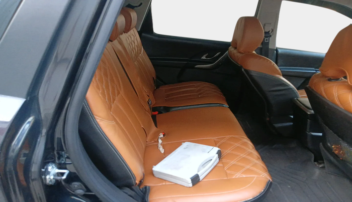 2020 Mahindra XUV500 W7, Diesel, Manual, 1,20,703 km, interior