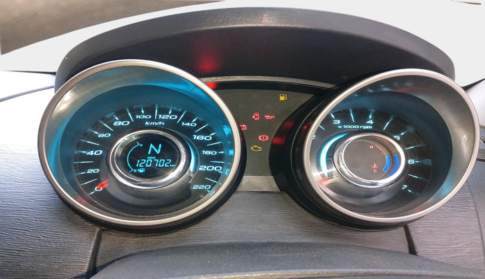 2020 Mahindra XUV500 W7, Diesel, Manual, 1,20,703 km, interior