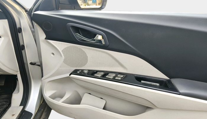 2019 Mahindra XUV300 W8 1.2 PETROL, Petrol, Manual, 32,739 km, interior