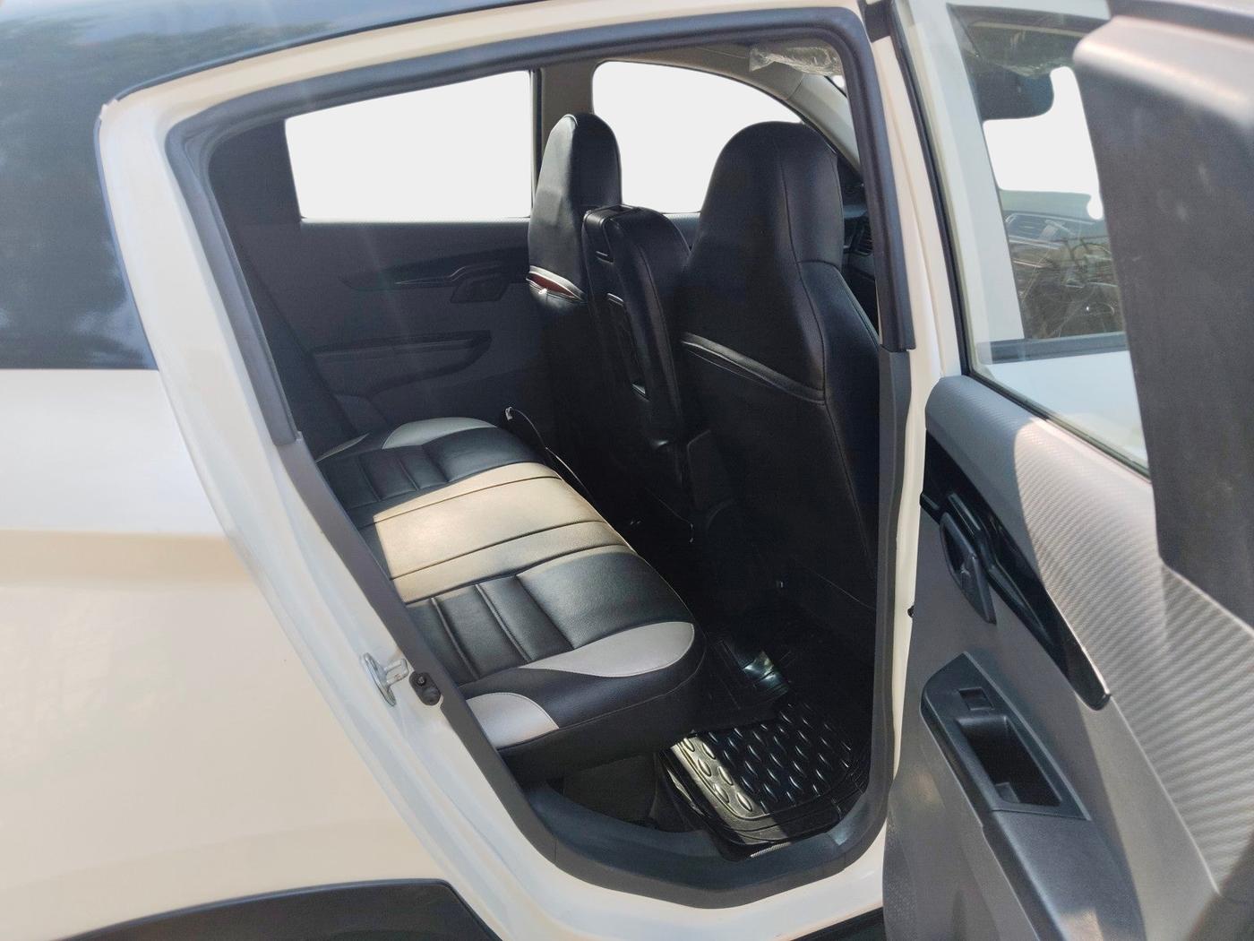 2018 Mahindra KUV 100 NXT K4+ P 6 STR, Petrol, Manual, 31,998 km, interior