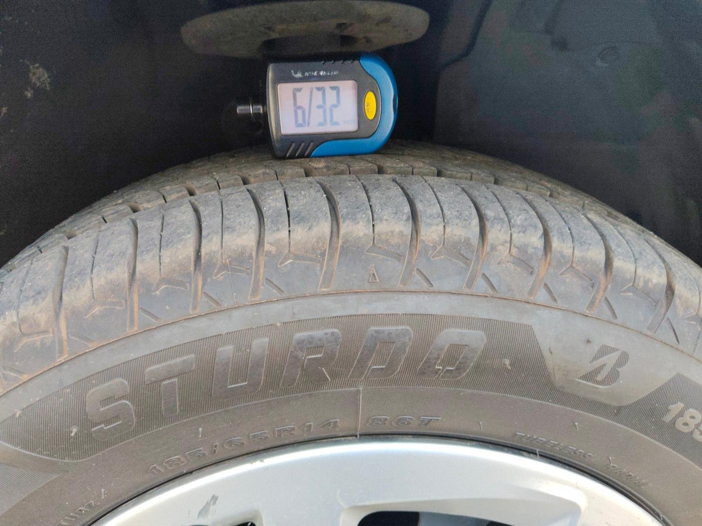 2018 Mahindra KUV 100 NXT K4+ P 6 STR, Petrol, Manual, 31,998 km, tyre