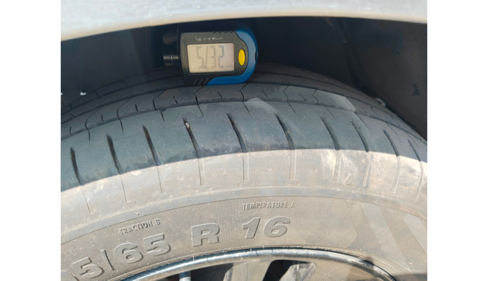 2019 Toyota Innova Crysta 2.4 GX 8 STR, Diesel, Manual, 1,38,631 km, tyre