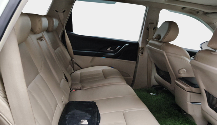 2017 Mahindra XUV500 W10, Diesel, Manual, 1,43,377 km, interior