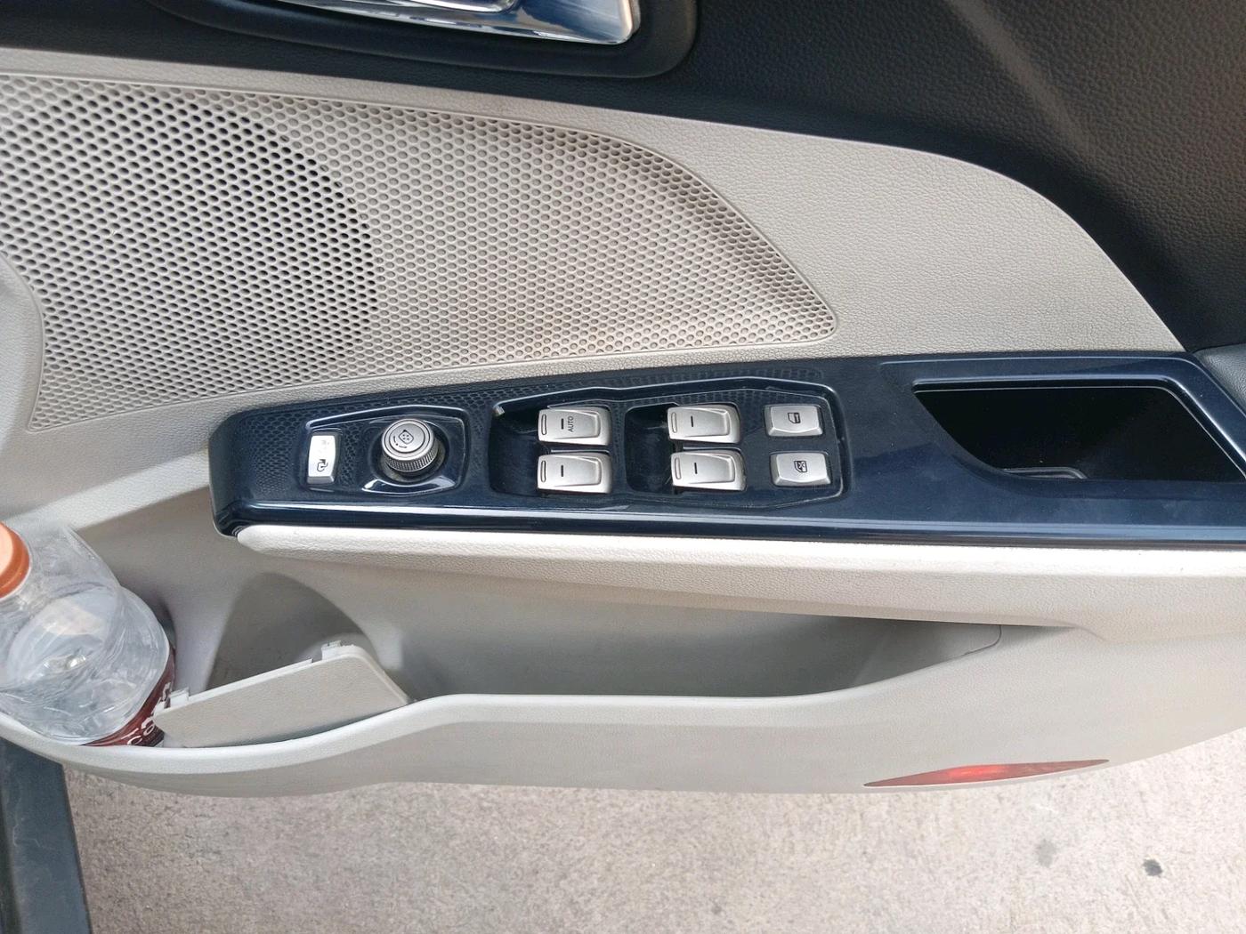 2019 Mahindra XUV300 W8 (O) 1.2 PETROL, Petrol, Manual, 1,55,276 km, interior