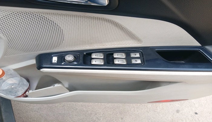 2019 Mahindra XUV300 W8 (O) 1.2 PETROL, Petrol, Manual, 1,55,276 km, interior