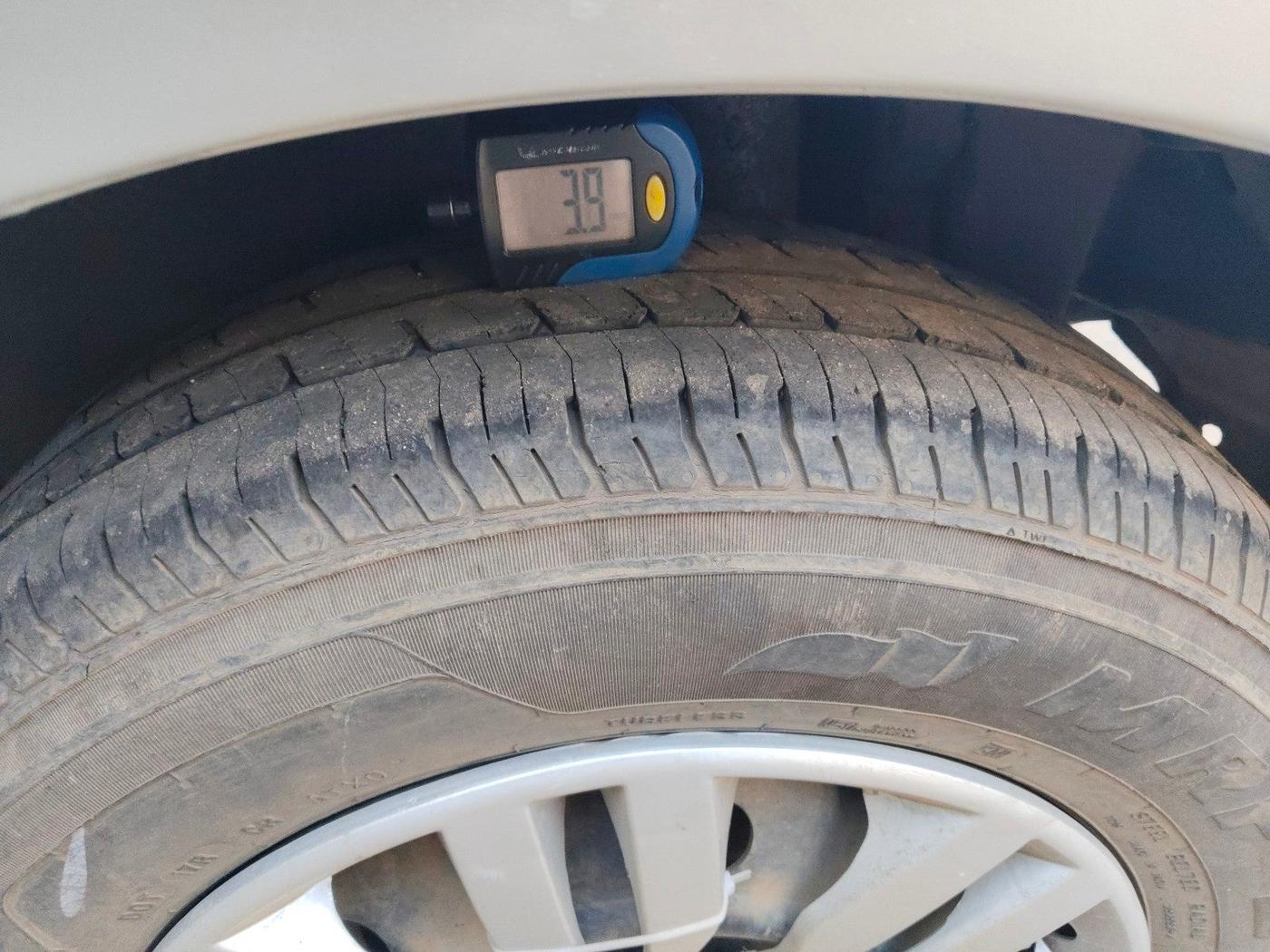 2014 Maruti Swift Dzire VDI, Diesel, Manual, 2,12,427 km, tyre