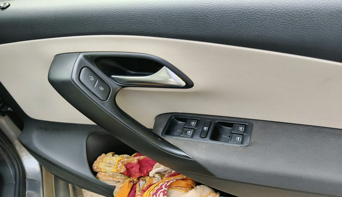 2010 Volkswagen Polo HIGHLINE1.2L, Petrol, Manual, 1,68,689 km, interior