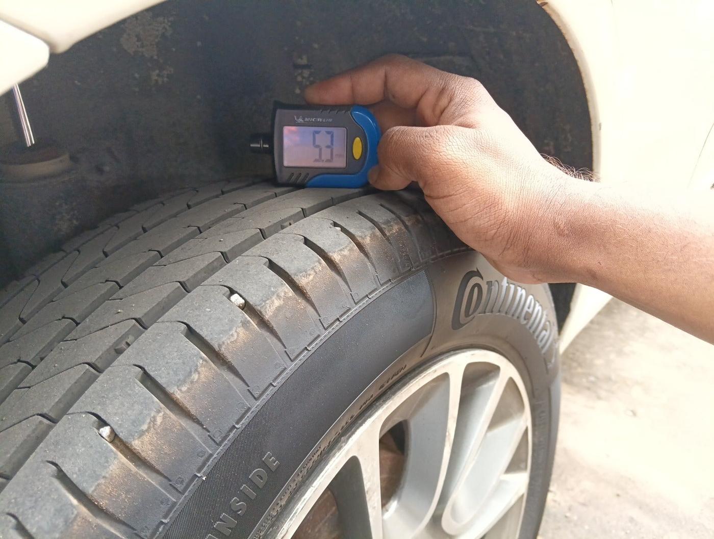 2015 Fiat Punto EVO EMOTION 1.3 MULTIJET, Diesel, Manual, 2,51,070 km, tyre
