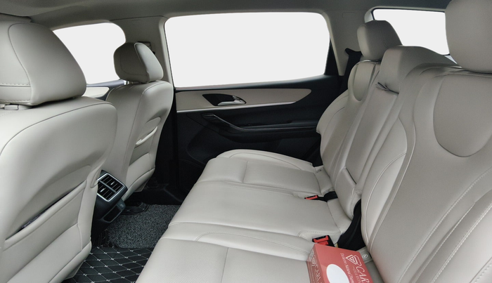 2022 Mahindra XUV700 AX 7 P AT 7 STR, Petrol, Automatic, 23,655 km, interior