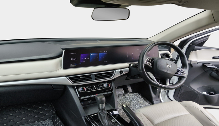 2022 Mahindra XUV700 AX 7 P AT 7 STR, Petrol, Automatic, 23,655 km, interior
