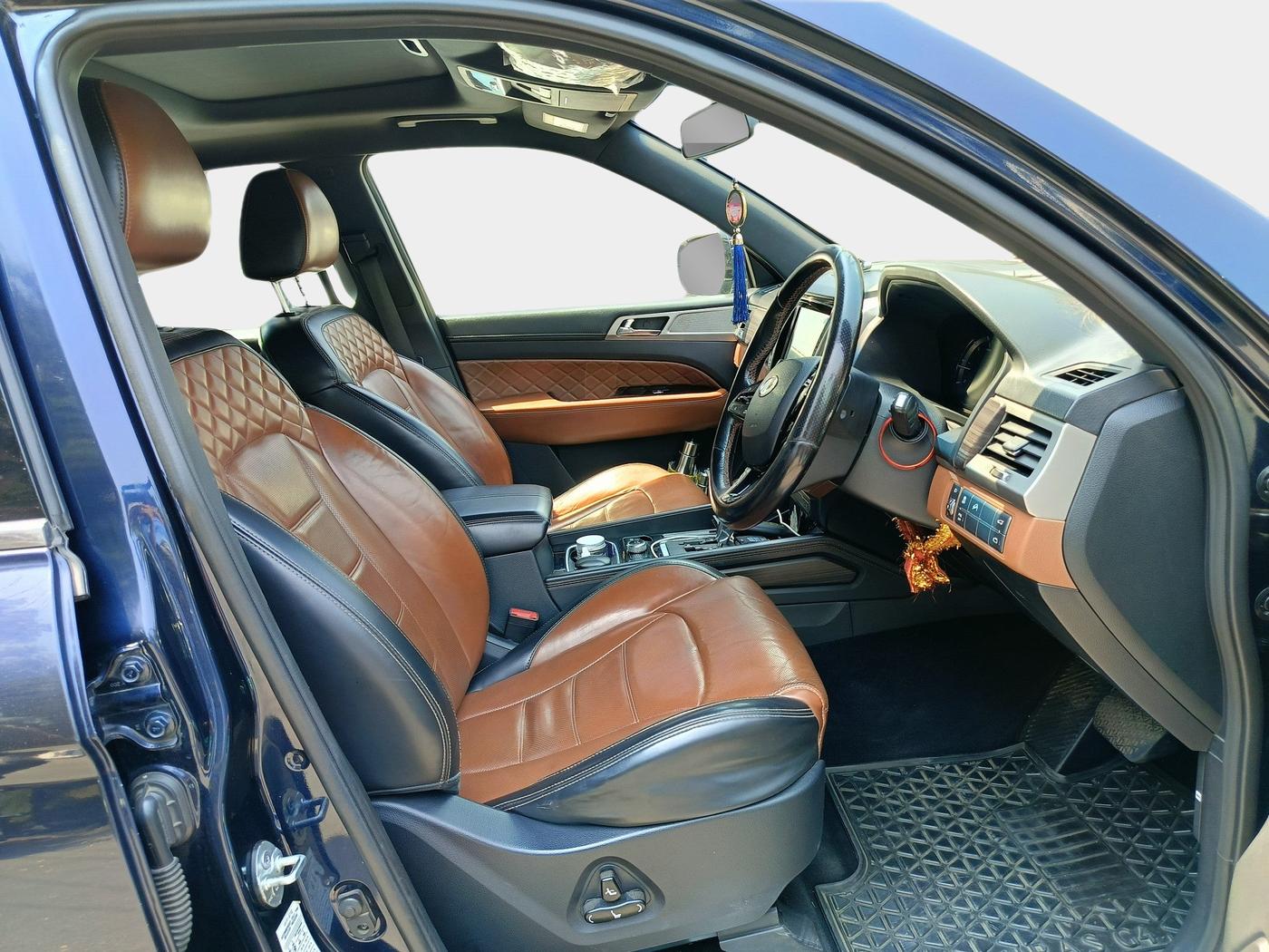 2019 Mahindra ALTURAS G4 4WD AT, Diesel, Automatic, 1,64,372 km, interior