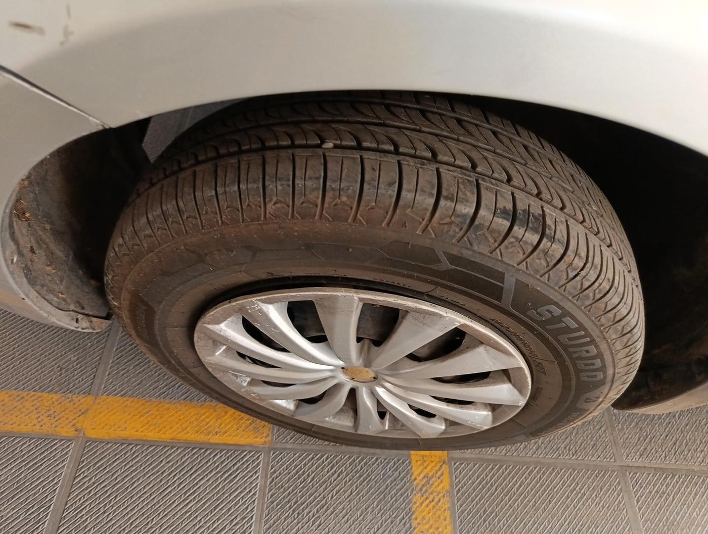 2013 Maruti Swift Dzire VXI, Petrol, Manual, 99,576 km, tyre