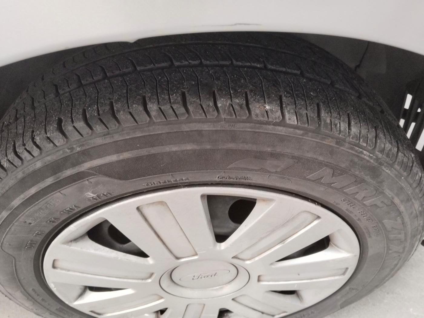 2011 Ford Figo ZXI 1.2 PETROL, Petrol, Manual, 48,797 km, tyre