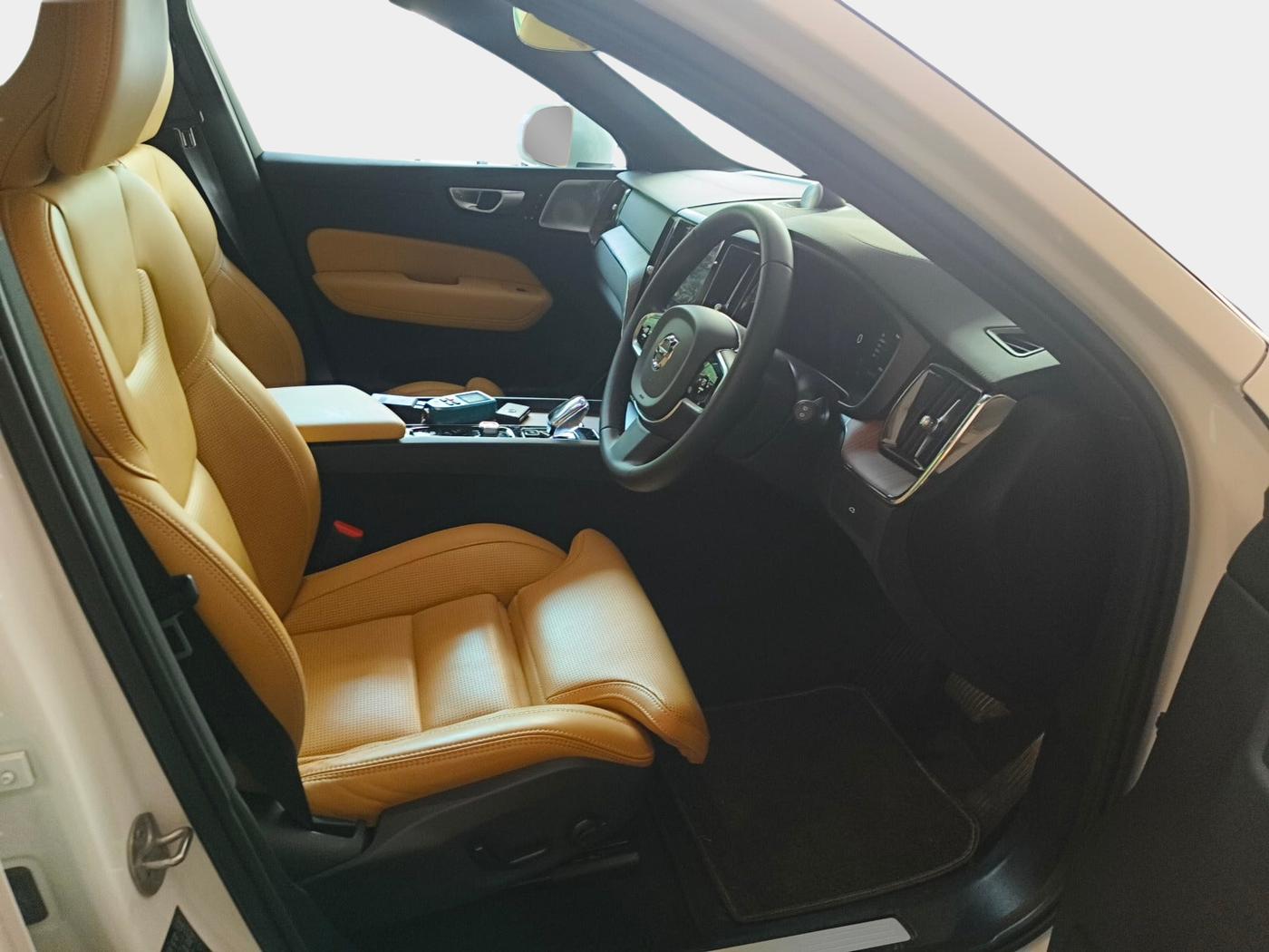 2024 Volvo XC 60 B5 ULTIMATE, Petrol, Automatic, 30,900 km, interior