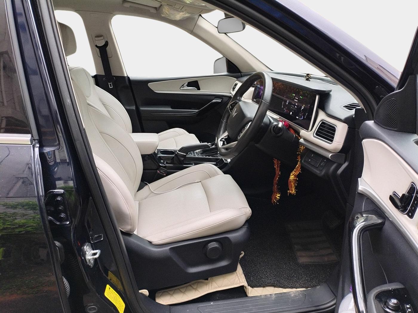 2022 Mahindra XUV700 AX 7 D AT 7 STR, Diesel, Automatic, 54,902 km, interior