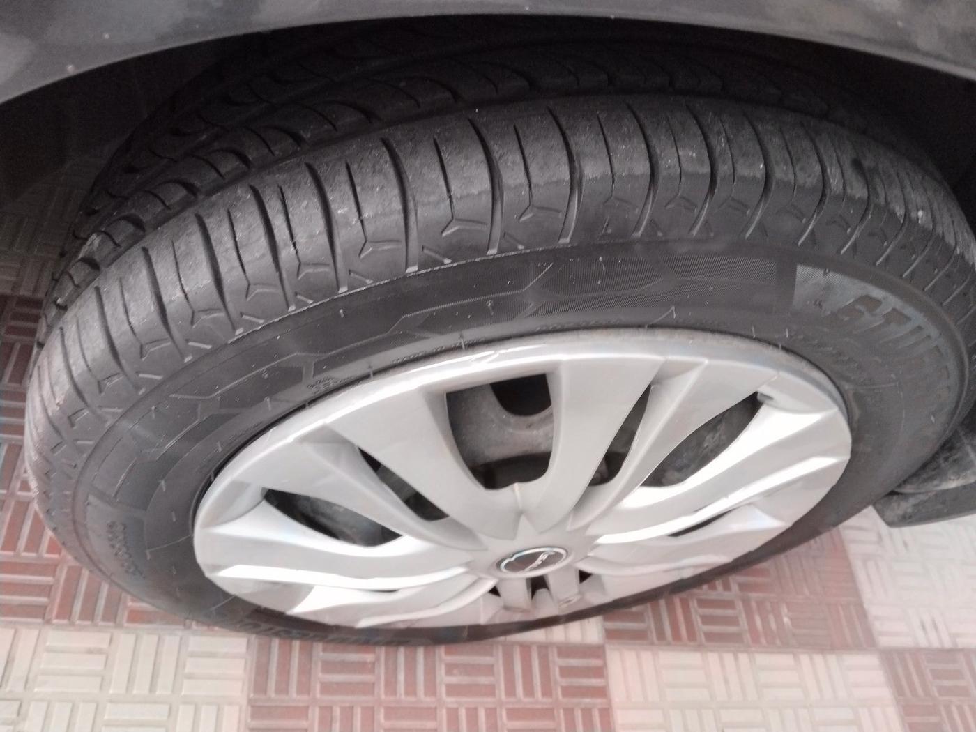 2016 Maruti Alto K10 VXI, Petrol, Manual, 1,06,452 km, tyre