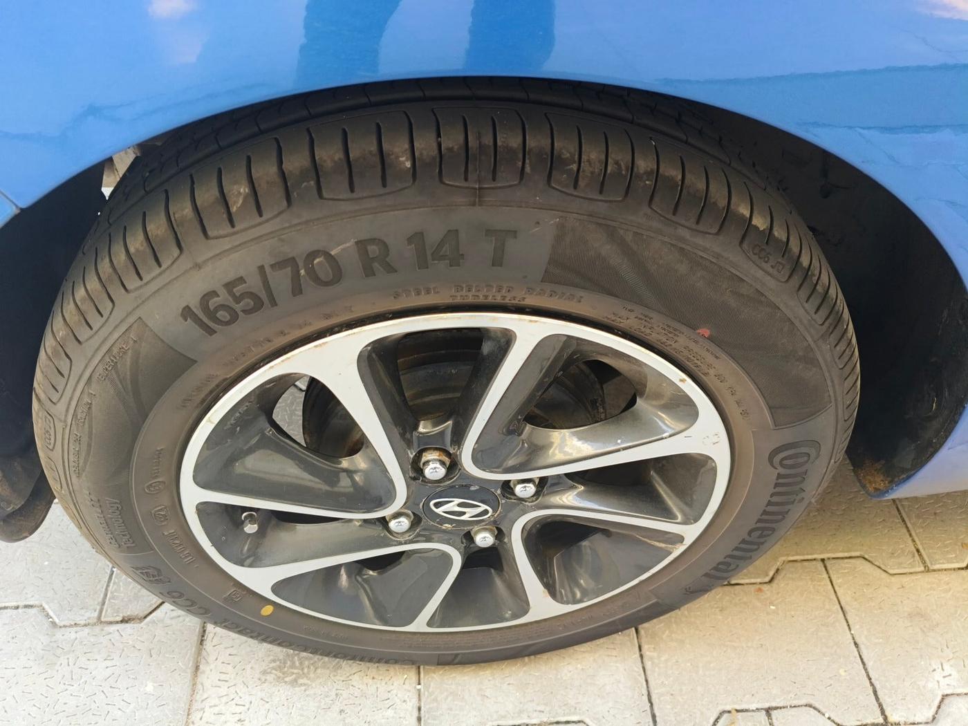 2018 Hyundai Grand i10 SPORTZ AT 1.2 KAPPA VTVT, Petrol, Automatic, 1,10,111 km, tyre