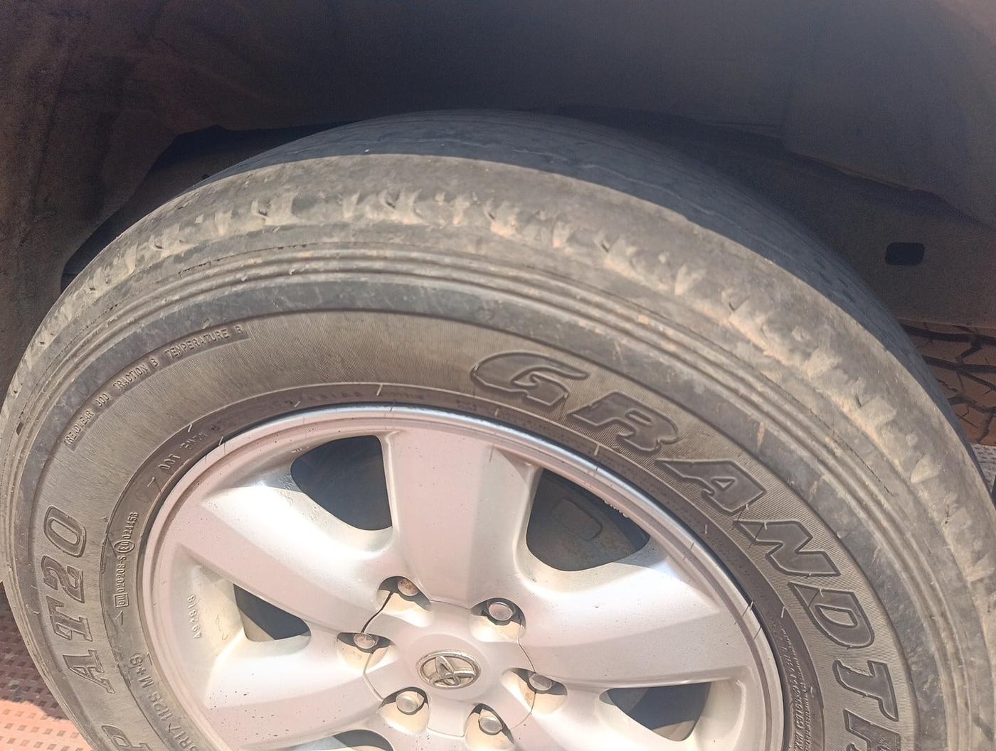 2010 Toyota Fortuner 3.0 4X4 MT, Diesel, Manual, 1,62,165 km, tyre