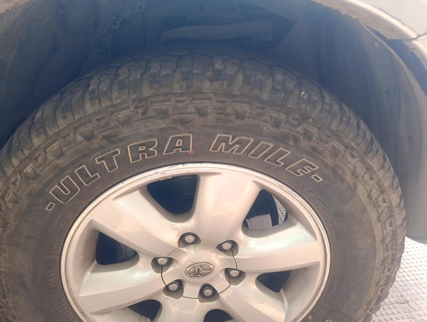 2010 Toyota Fortuner 3.0 4X4 MT, Diesel, Manual, 1,62,165 km, tyre