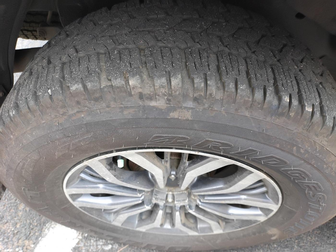 2017 ISUZU MU-X 4x2 AT, Diesel, Automatic, 1,77,002 km, tyre