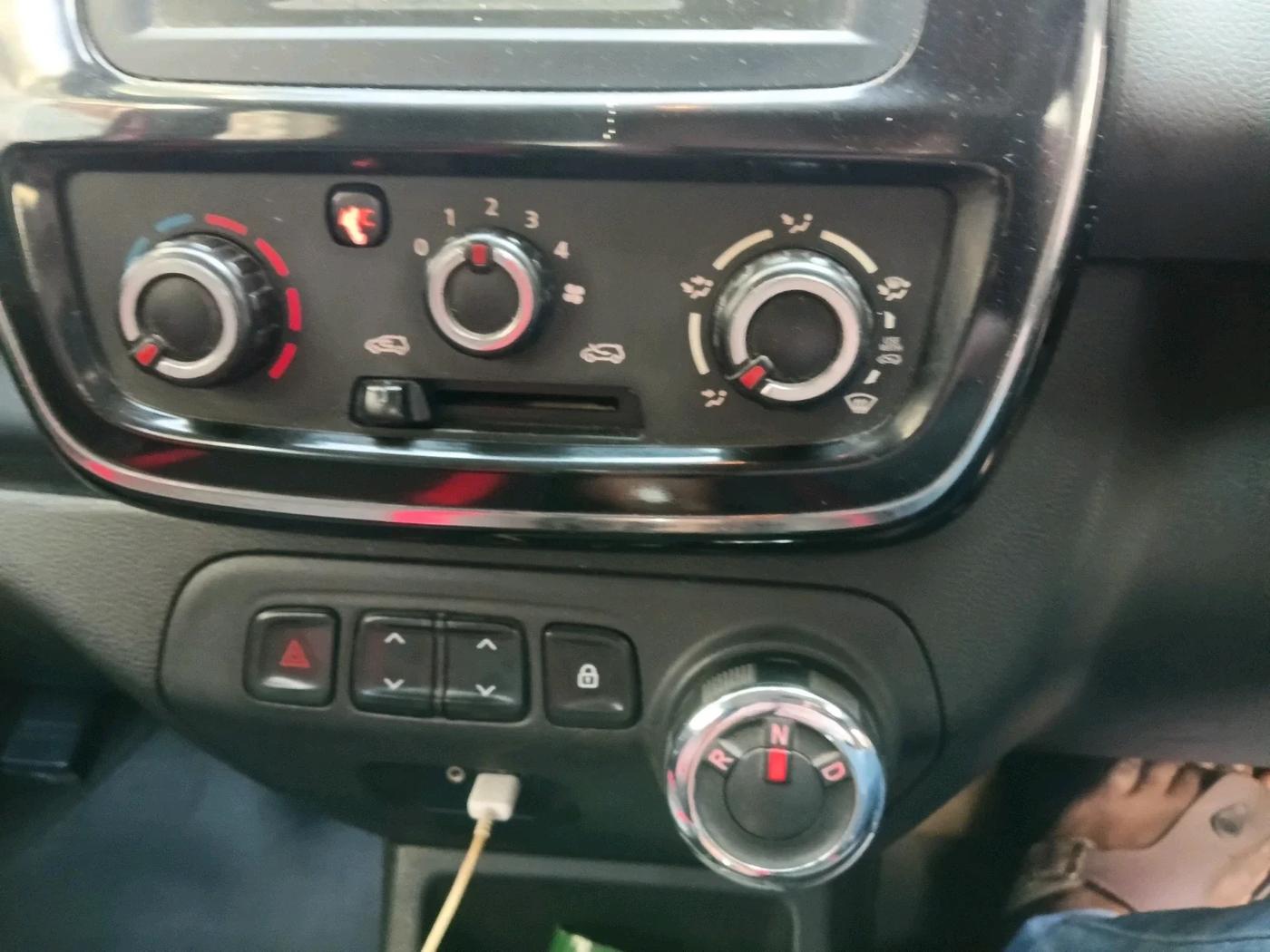 2018 Renault Kwid RXT 1.0 AMT (O), Petrol, Automatic, 82,425 km, interior