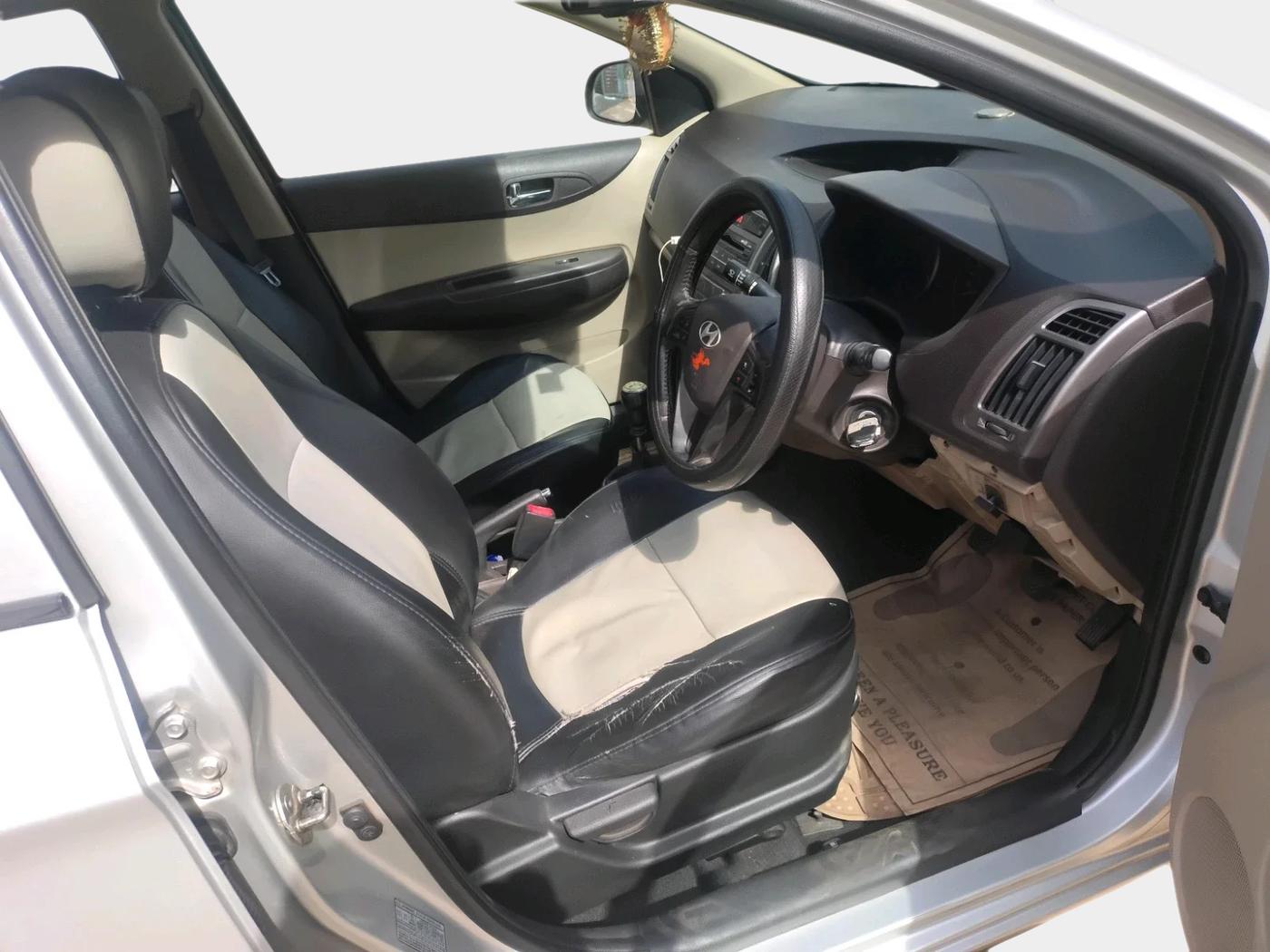 2012 Hyundai i20 SPORTZ 1.2, Petrol, Manual, 2,04,340 km, interior