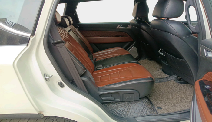 2019 Mahindra ALTURAS G4 4WD AT, Diesel, Automatic, 2,11,315 km, interior