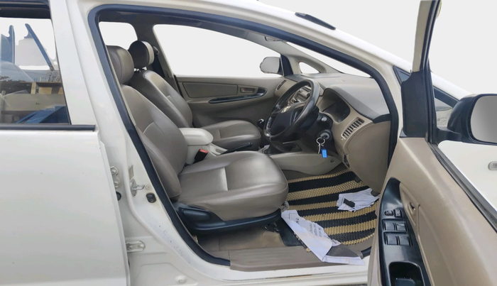 2016 Toyota Innova 2.5 GX 7 STR, Diesel, Manual, 2,71,331 km, interior